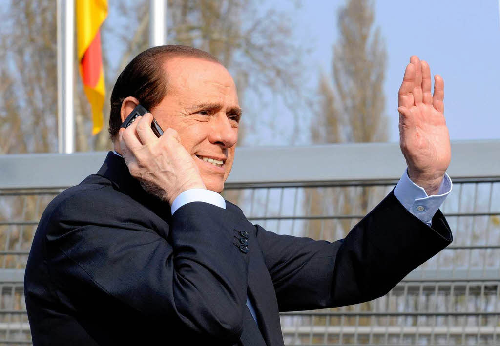 Italiens Ministerprsident Silvio Berlusconi ausnahmsweise am Handy.