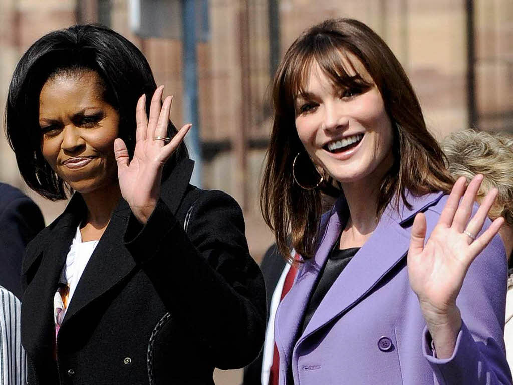 Die First Ladies durfen natrlich nicht fehlen:  Michelle Obama (l.), und ihre franzsische „Kollegin“ Carla Bruni-Sarkozy.