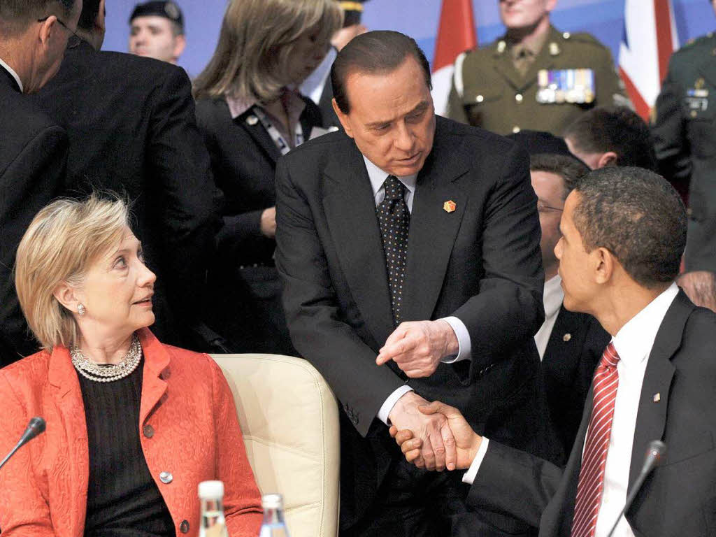 Erwischt! Berlusconi ohne Handy! Dafr aber mit Obama und US-Auenministerin Hillary Clinton.