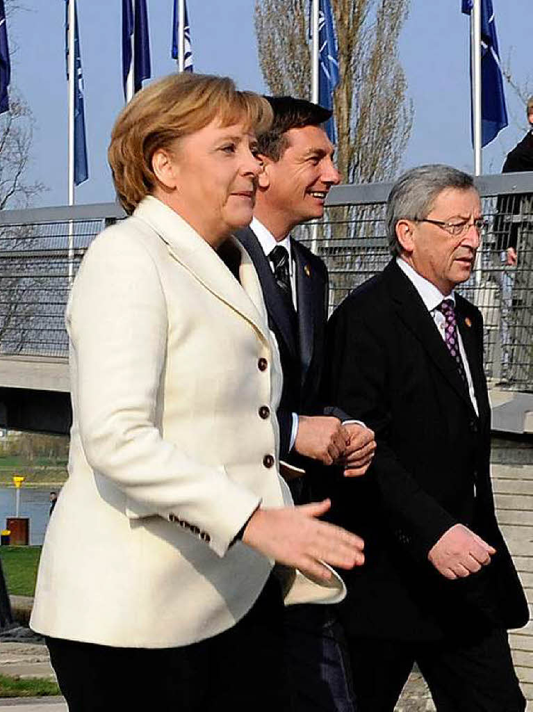 Merkel gemeinsam mit dem luxemburgischen Regierungschef Jean-Claude Juncker (r) und dem slowenischen Ministerprsident Borut Pahor.
