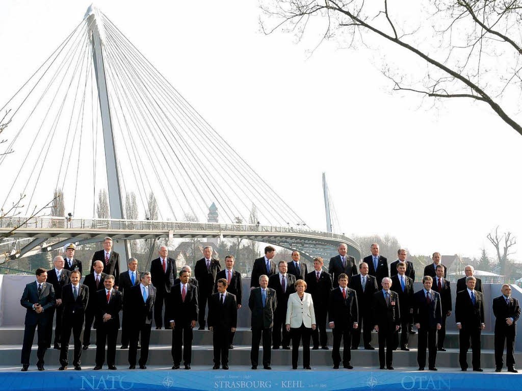 Im Hintergrund die „Brcker der zwei Ufer“, im Vordergrund die Regierungschefs der Nato-Mitglieder.