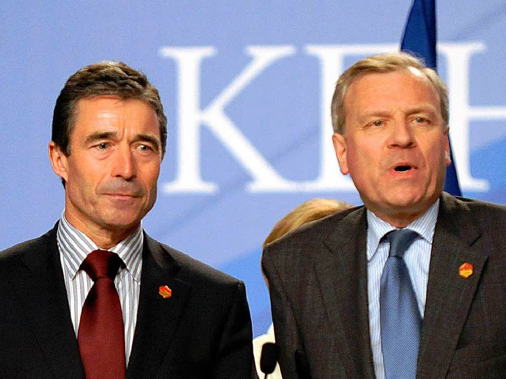 Der Nachfolger und sein Vorgnger. Rasmussen beertb Nato-Generalsekretr Jaap de Hoop Scheffer.