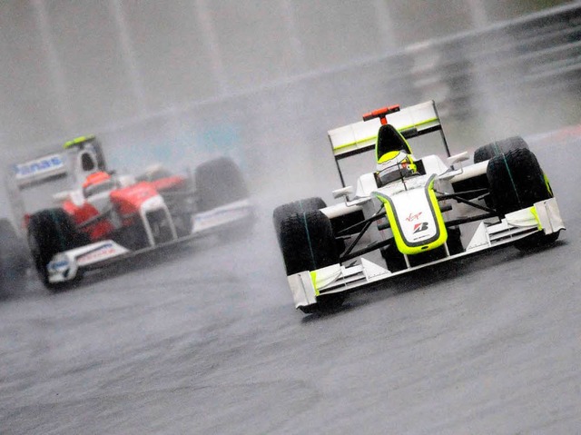 Brawn-Pilot Jenson Button vor seinem Kontrahenten Timo Glock (Toyota).  | Foto: dpa