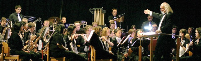 Der Dirigent und sein Orchester sind a...ne selbst erschaffene Rahmenhandlung.   | Foto: Heidi Fssel