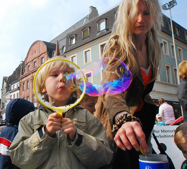 Lust auf eine schne Sommerfreizeit be...enbrse auf dem Lrracher Marktplatz.   | Foto: Barbara Ruda