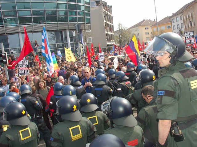 Die Demonstration der Nato-Gegner verluft friedlich.  | Foto: Helmut Seller