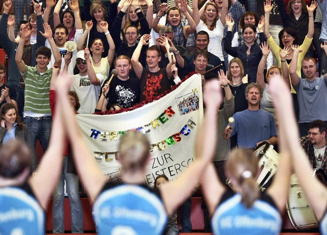 Volleyball 2009 DamenVC Offenburg vs. ...chaftsgluekwunsch und die Spielerinnen  | Foto: Peter Aukthun-Goermer