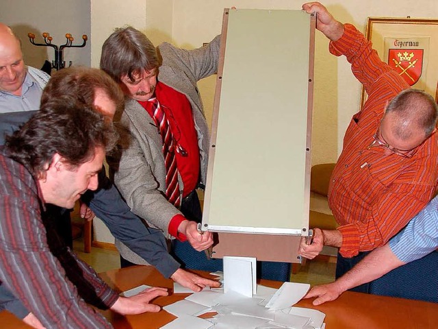 Die Stimmzetteln purzeln aus der Wahlu...ang im Kleinen Wiesental ist notwendig  | Foto: Wolfgang Roth