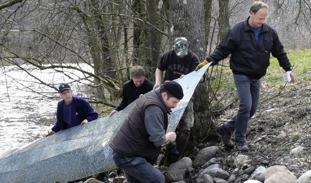 Aktion &#8222;Saubere Landschaft&#8220...Angelsportvereins ein groes Baublech.  | Foto: Klaus Brust