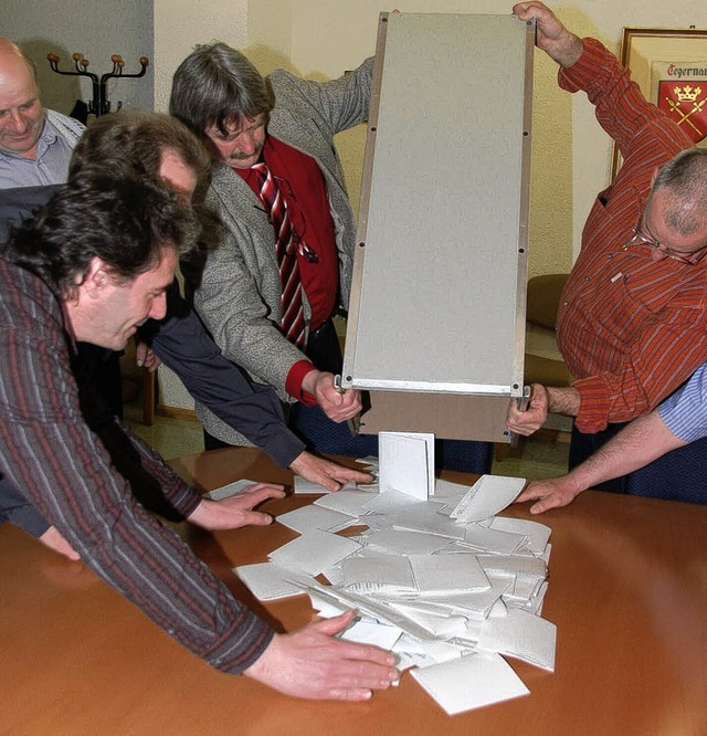 Da purzeln die Stimmzettel der Brgerm...rdings ein zweiter Stimmengang ntig.   | Foto: Wolfgang Roth