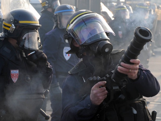 Die franzsische Polizei setzte groe ... ein. Ihre Taktik ist aber umstritten.  | Foto: dpa