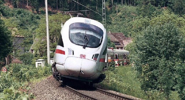 Auch neue ICE-Zge haben die Fahrtzeit...rigen Gubahn wenig verringern knnen.  | Foto: Stieren