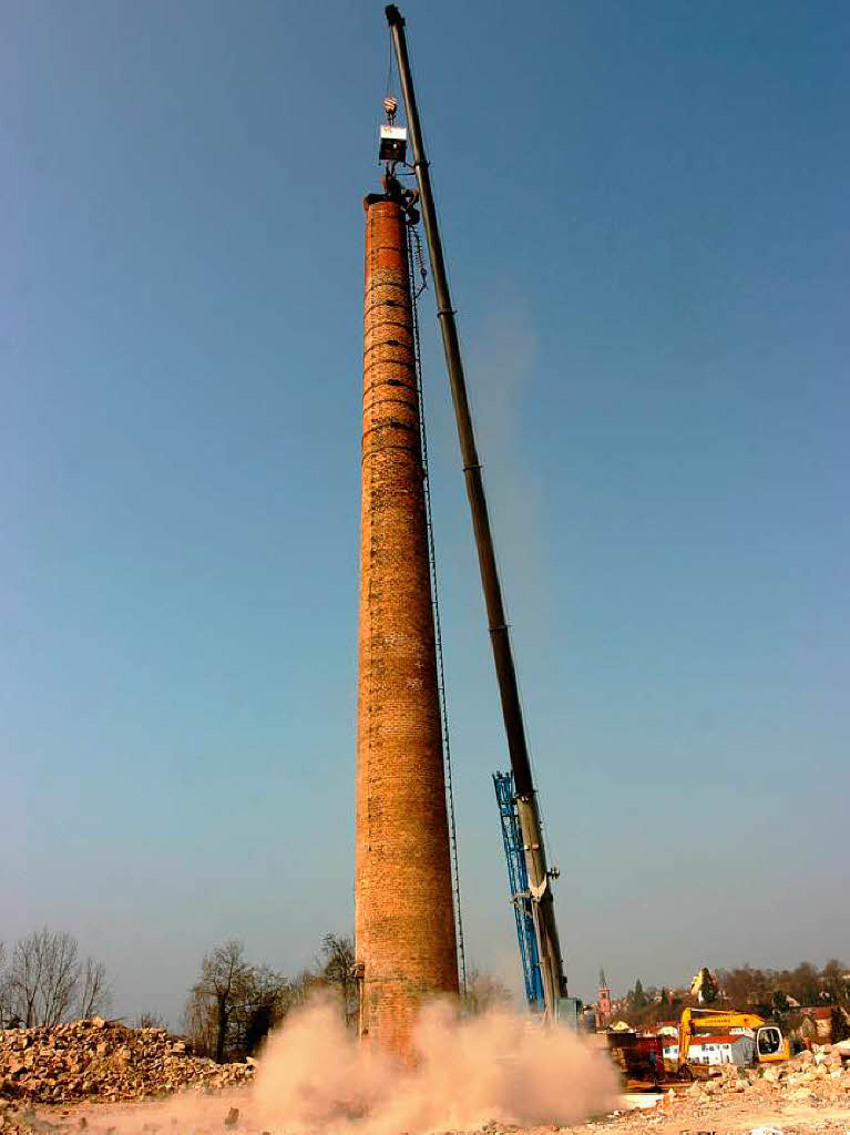 und beim Herunterkrachen eine Menge Staub aufwirbeln.