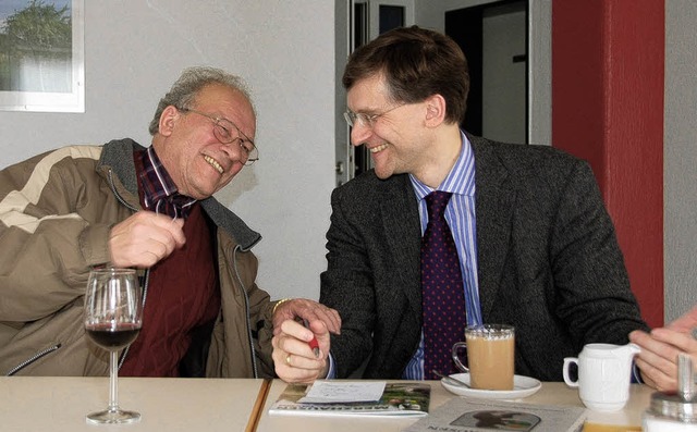 Per Klabundt (rechts) im Gesprch mit Herbert  Dieudonn.   | Foto: Gallien