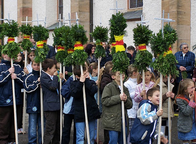 Kommunionkinder mit Palmen   | Foto: fssel