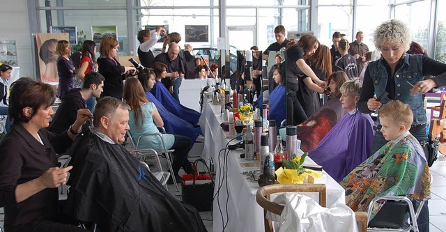 Groer Andrang beim Event der Friseuri...en  gerne Haare fr den guten Zweck.   | Foto: Sigrid umiger