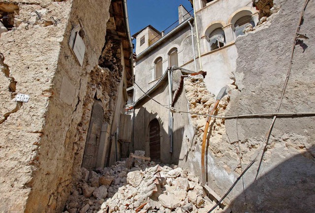 Das schwerste Beben in Italien seit No...ben im Sden des Landes 2570 Menschen.  | Foto: dpa