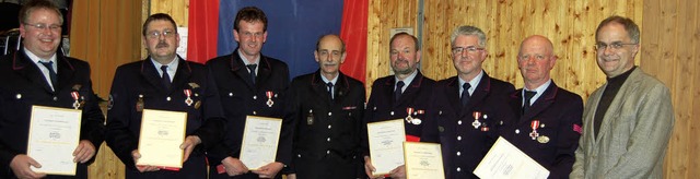 Ehrungen  bei der   Zeller Gesamtwehr ... Zells  Brgermeister Rudolf Rmmele.   | Foto: Paul Berger