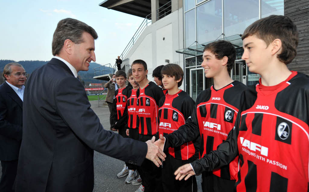 Vor dem Spiel besuchte Baden-Wrttembergs Ministerprsident Gnther Oettinger die Freiburger Fuballschule.