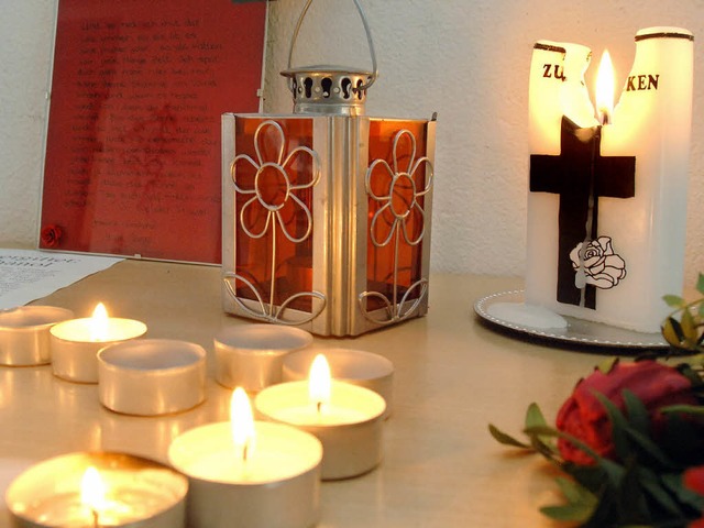 Ein kleiner Altar im Eingangsbereich d...zentrums erinnert an die Verstorbenen.  | Foto: dpa