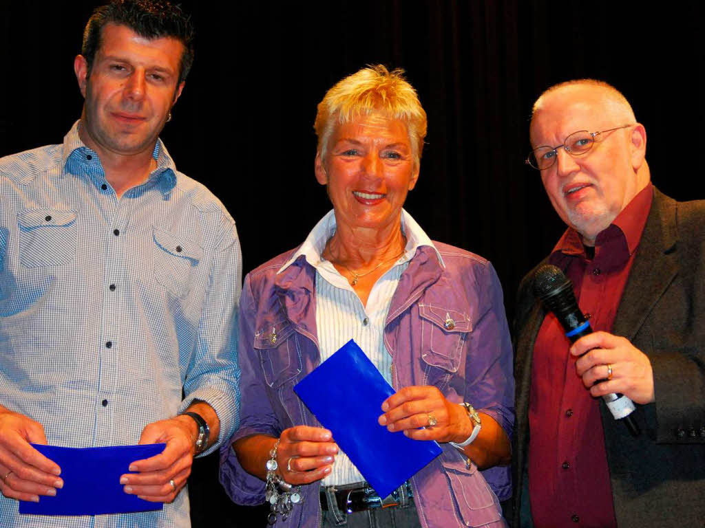 BZ-Redakteur Nikolaus Trenz ehrte  Hintergrundarbeiter Ralf Moser (FV Brombach) und Karin Waidner (Postsportverein Lrrach