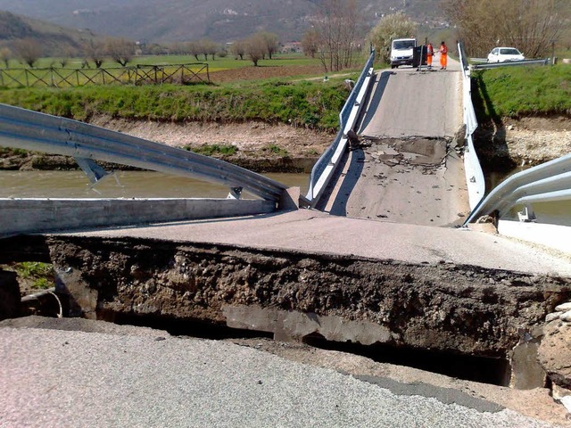 Durch das Beben ist diese Brcke zerbrochen.  | Foto: dpa