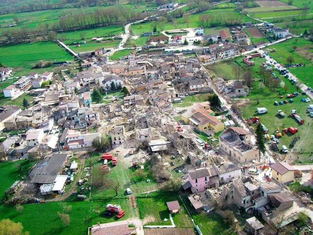 Auch das Dorf Onna ist grtenteils unbewohnbar.  | Foto: dpa