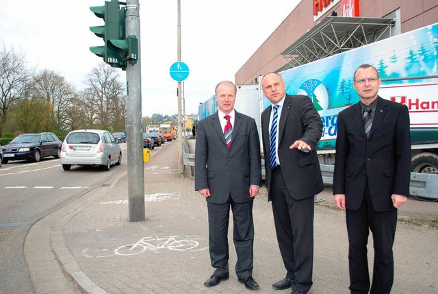 Der CDU-Bundestagsabgeordnete Peter We...latterer stellen die Ausbauplne vor.   | Foto: Jahn