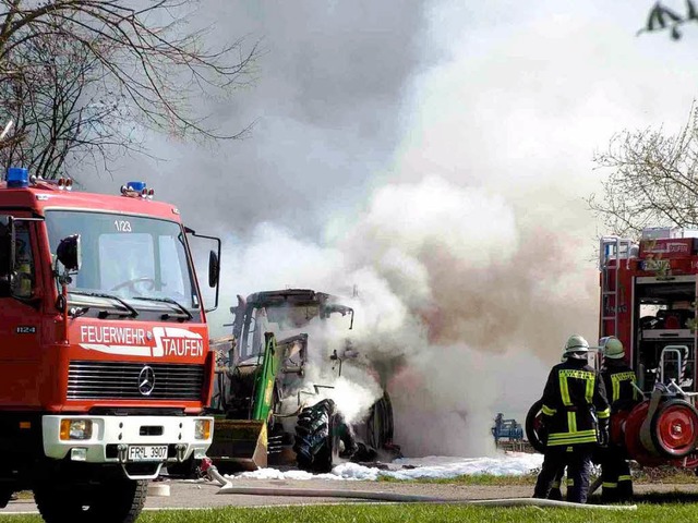 Die Feuerwehr beim Lschen des Traktorbrandes 