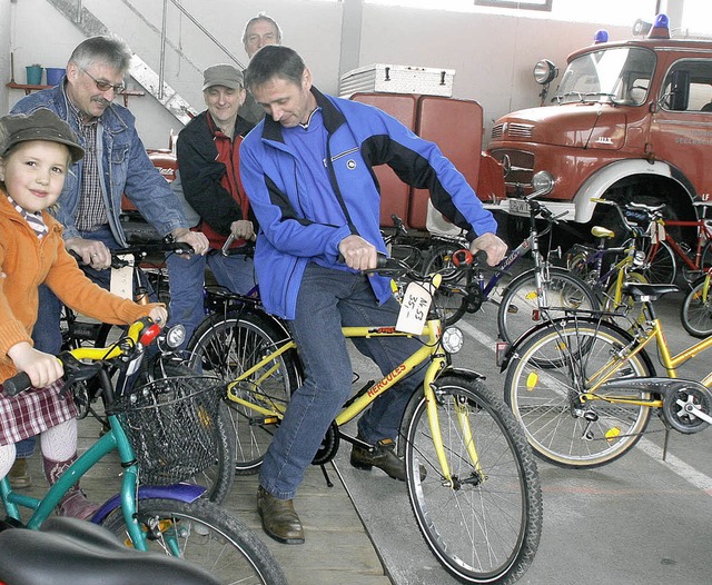 Sitzt, passt, wackelt und hat Luft: Gr...esten das Angebot beim  Fahrradmarkt.   | Foto: Heidi Fssel