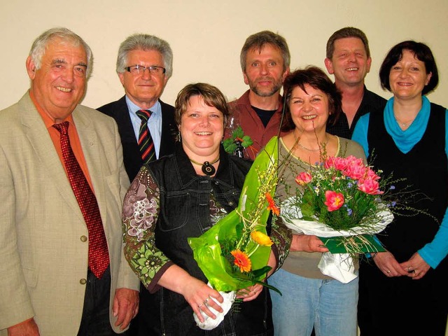 Heike Stepan (Dritte  von links) und G... ihren Einsatz beim DRK ausgezeichnet.  | Foto: Ines Sle