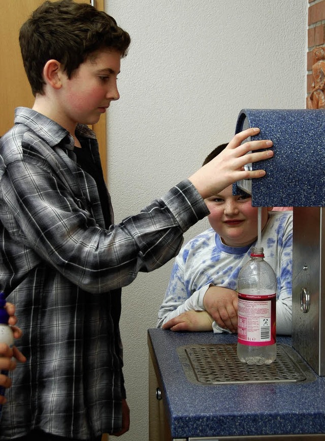 Begehrt: Das kostenlose Trinkwasser aus dem Automaten.   | Foto: Frey