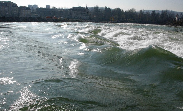 Die Strmung des Rheins zwischen Kraft...cke stellt ein Sicherheitsrisiko dar.   | Foto: Waldszus