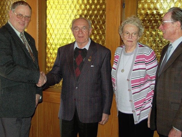 Friedrich Busse gratuliert dem langjh... Okle und Alfons Lienhart (von links).  | Foto: Georg Jger