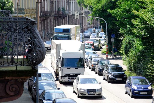 Die B 31 ist mit Schadstoffen am strk...e soll nicht in die Umweltzone fallen.  | Foto: Michael Bamberger