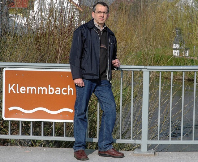 Stadtgrtner Norbert Selz, der auch f...dig ist, an einem der neuen Schilder.   | Foto: Anlicker