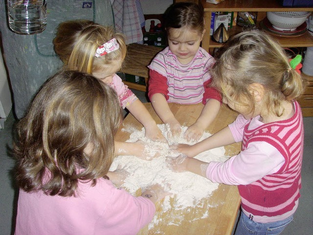 Zartener Kinder beim Brotbacken   | Foto: privat