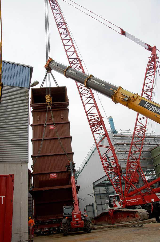 Mit dem neuen Kessel soll Strom aus Altmetall gewonnen werden. Am Mittwoch wurde er eingebaut.