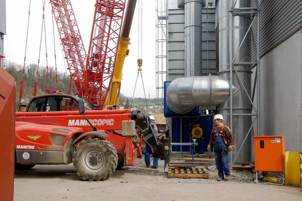 Mit dem neuen Kessel soll Strom aus Altmetall gewonnen werden. Am Mittwoch wurde er eingebaut.