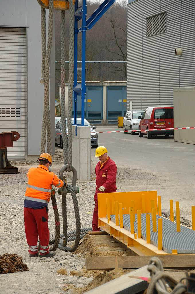 Mit dem neuen Kessel soll Strom aus Altmetall gewonnen werden. Am Mittwoch wurde er eingebaut.