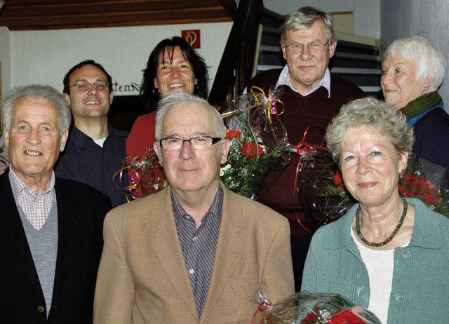 Geehrt fr langjhrige &#8222;Genossen...yn und Gertrud Herbster (von links) .   | Foto: Sabine Ehrentreich