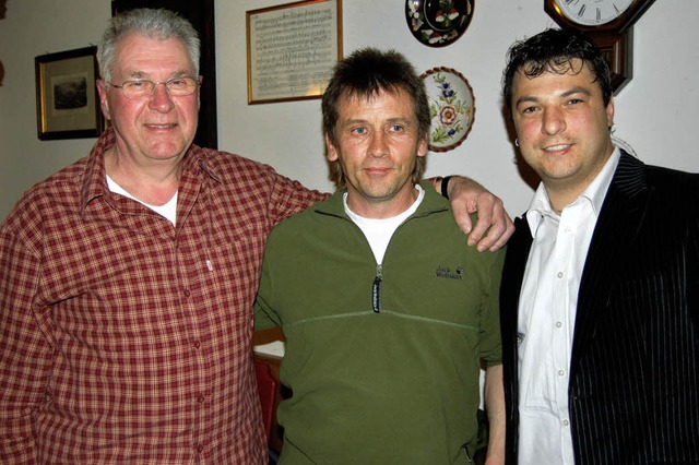 Karl Seger (links)  gibt nach 35 Jahre... alten und beim neuen Wagenbaumeister.  | Foto: Paul Berger