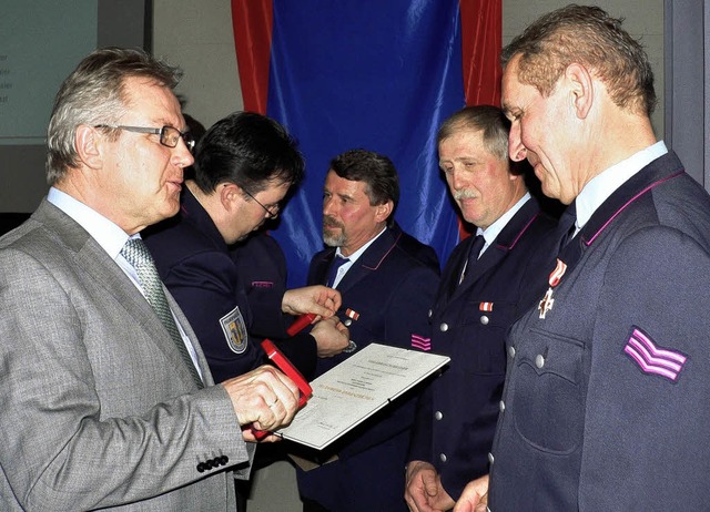 Fr 40 Dienstjahre in der Feuerwehr mi...ten die Auszeichnungen (von rechts).    | Foto: Herbst