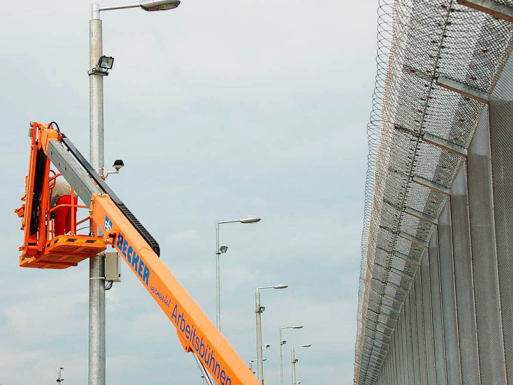 Letzte Vorbereitungen vor dem Einzug der Hftlinge: Kameras werden montiert.