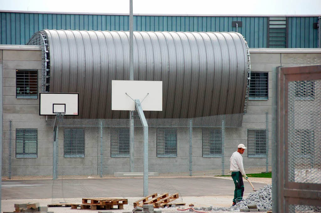 Architektonisch auffllig: Die Gefngniskapelle, davor ein Basketballfeld.