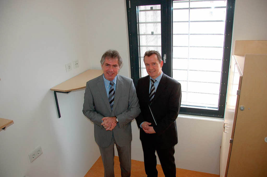 In einer Einzelzelle: Anstaltsleiter Hans-Peter Wurdak und Klaus Wedekind von Ktter Justizdienstleistungen.