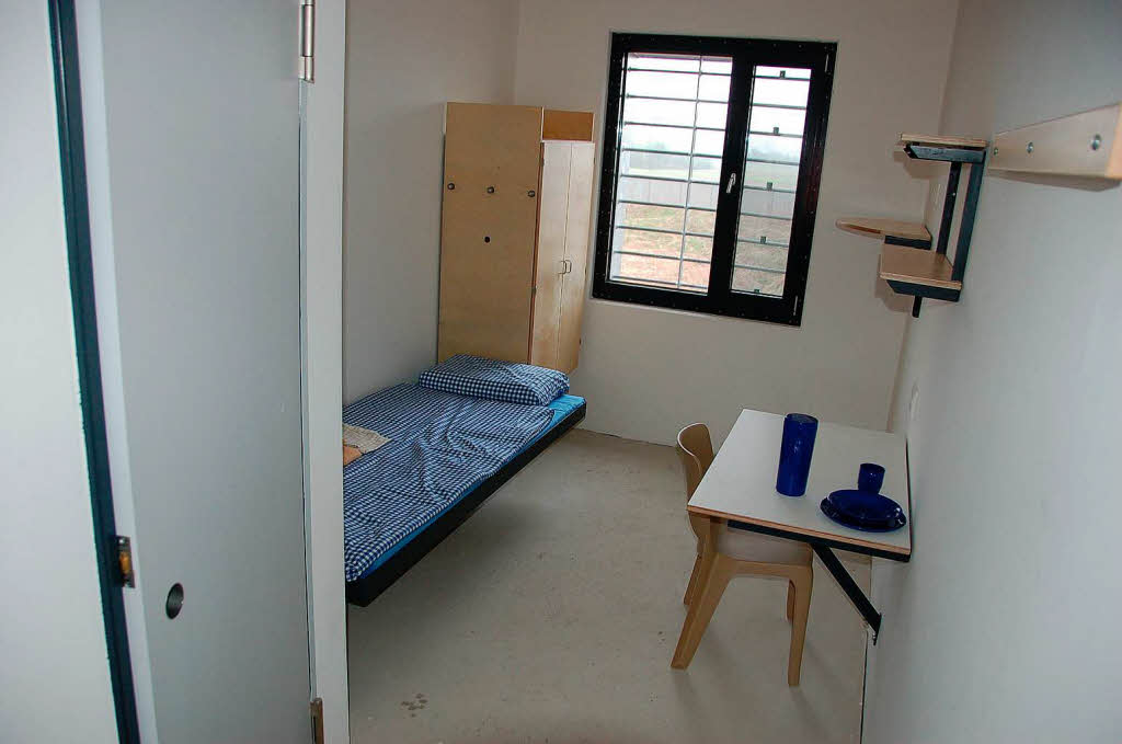 Zimmer mit begrenzten Aussichten: Eine Einzelzelle, links die Tr zum separaten WC-Raum.