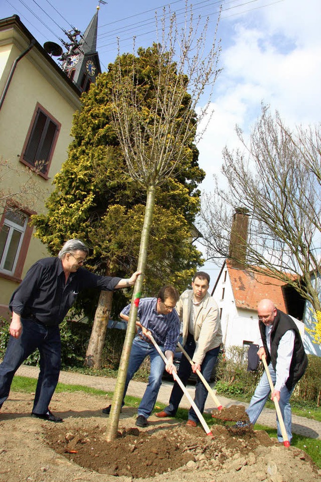 Mit vereinten Krften sorgen Orschweie... lauschige Pltzchen rund ums Rathaus.  | Foto: Decoux-Kone