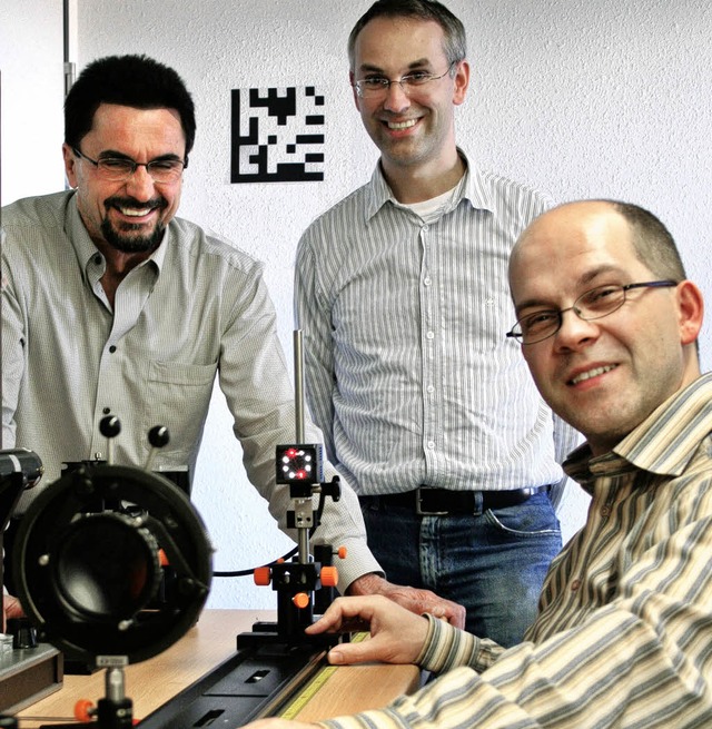 Das Innovationsteam freut sich ber di...oslik (von links) zeigen ihr Produkt.   | Foto: Sensopart