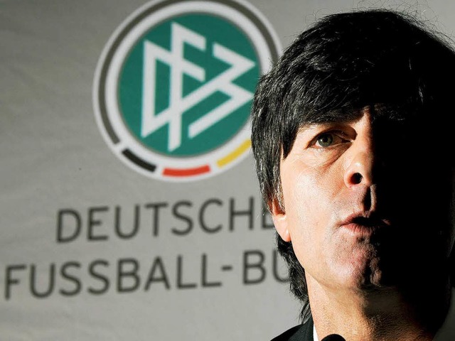 Als Fuball-Bundestrainer kennt Joachim Lw beides: Licht und Schatten.  | Foto: dpa